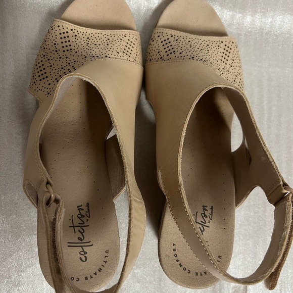 Clarks Collection Womens B Cream Wedges Sandals 10M Ankle Strap Cork Style Heel - Picture 1 of 16